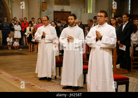 Deacon à Notre Dame d'ordinations du Travail, de l'église de Paris. La France. Banque D'Images