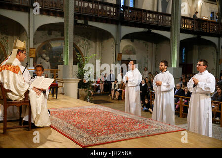 Deacon à Notre Dame d'ordinations du Travail, de l'église de Paris. La France. Banque D'Images