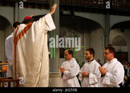 Deacon à Notre Dame d'ordinations du Travail, de l'église de Paris. La France. Banque D'Images