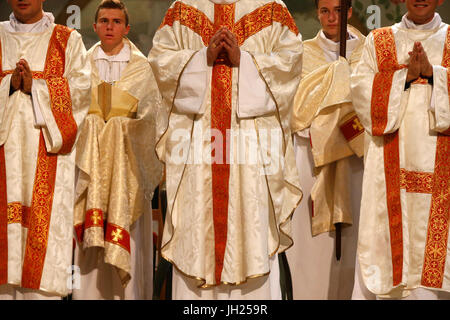 Deacon à Notre Dame d'ordinations du Travail, de l'église de Paris. La France. Banque D'Images