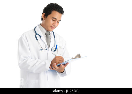Beau jeune homme médecin de l'Asie du Sud-Est l'écriture, l'article isolé sur fond blanc. Banque D'Images