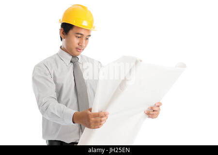 Portrait de l'Asie du Sud-Est attrayant ingénieur avec casque jaune et bleu imprime, comité permanent isolé sur fond blanc. Banque D'Images