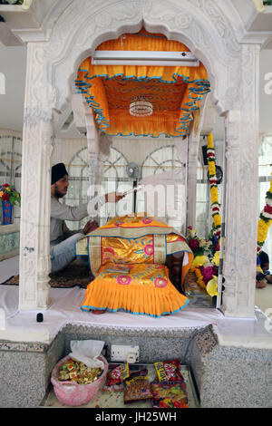 Gurdwara Sahib Road ( Silat Silat Temple Sikh routier ). Bhai Maharaj Singh Memorial. Tha Bubu. Guru Granth Sahib livre saint des sikhs. L'Sevadar (volu Banque D'Images