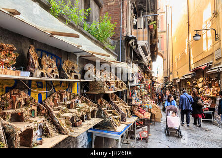 Via San Gregorio Armeno, célèbre pour presepi (crèches de Noël), de la ville de Naples Centre Historique, l'UNESCO, Naples, Campanie, Italie Banque D'Images