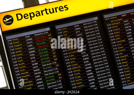 En signe de départ de l'aéroport Heathrow de Londres, Londres, Angleterre, Royaume-Uni, Europe Banque D'Images