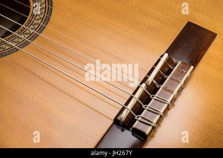 Un détail d'une guitare classique en bois avec des cordes Banque D'Images