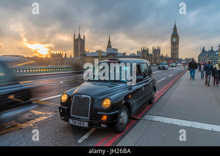 Coucher de soleil sur un taxi et Big Ben de Westminster Bridge, Londres, Angleterre, Royaume-Uni, Europe Banque D'Images