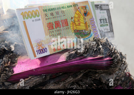 Hungry Ghost Festival (Ullambana). Le culte des ancêtres. Brûler en enfer les billets de banque et d'autres formes de joss papier. Singapour. Banque D'Images