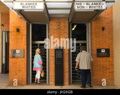 L'extérieur de l'entrée pour le Musée de l'Apartheid montrant l'ancienne blancs et non-blancs signe à partir de la période de l'apartheid, Johannesburg Banque D'Images