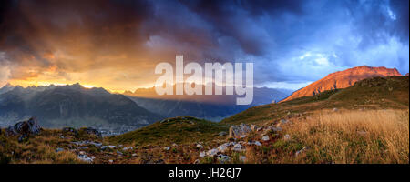 Panorama de la Fiery sky sur les hauts sommets de Muottas Muragl au coucher du soleil, Saint Moritz, Canton des Grisons, Engadine, Suisse Banque D'Images