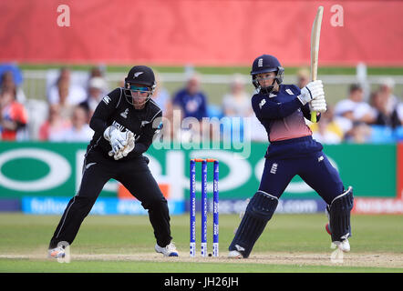 Les chauves-souris de l'Angleterre pendant la Tammy Beaumont Women's World Cup Match au sol, le comté de Derby. Banque D'Images