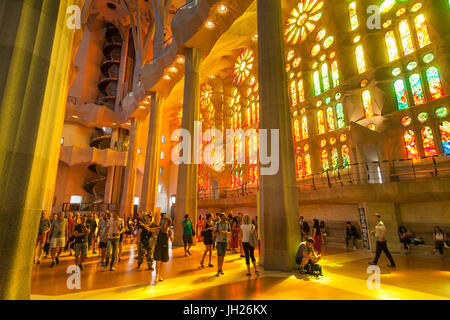 La Sagrada Familia, la basilique intérieur avec des vitraux par Antoni Gaudi, l'UNESCO, Barcelone, Catalogne, Espagne Banque D'Images