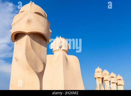 Sculptures de cheminée sur le toit de la Casa Mila (La Pedrera) par Antoni Gaudi, l'UNESCO, Barcelone, Catalogne (Catalunya), Espagne Banque D'Images