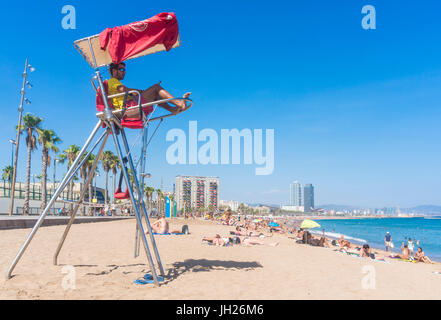 Lifeguard stationnés à Barcelone plage de la Barceloneta, Barcelone, Catalogne (Catalunya), Espagne, Europe Banque D'Images