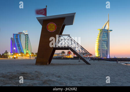 Hôtel Burj Al Arab, coucher de soleil et de guet de sauveteur sur la plage de Jumeirah, Dubaï, Émirats arabes unis, Moyen Orient Banque D'Images