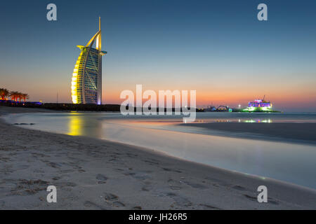 Burj Al Arab Hotel après le coucher du soleil sur la plage de Jumeirah, Dubaï, Émirats arabes unis, Moyen Orient Banque D'Images