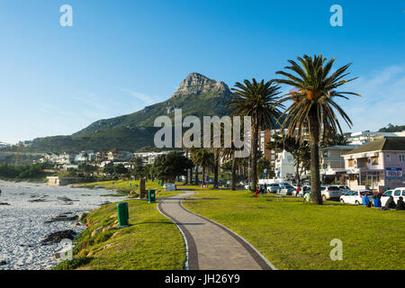 Front de mer de Camps Bay avec les Lions Head dans l'arrière-plan, banlieue de la ville du Cap, Afrique du Sud, l'Afrique Banque D'Images