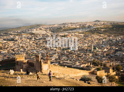 Vue sur Ville de Merenid tombes au coucher du soleil, Fes, Maroc, Afrique du Nord, Afrique Banque D'Images