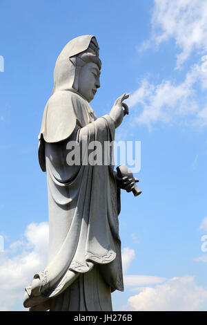 Bodhisattva Avalokitesvara. Guanyin statue ( Quan Am ). Kong Meng San Phor Kark Voir le monastère. Singapour. Banque D'Images