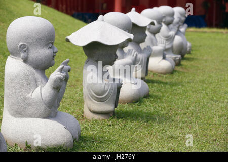 Kong Meng San Phor Kark Voir le monastère. Les moines bouddhistes en pierre. Singapour. Banque D'Images