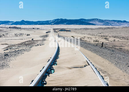 Les voies de chemin de fer survolés par le sable, vieille ville fantôme de diamants, Kolmanskop, près de Lüderitz, Namibie, Afrique Banque D'Images