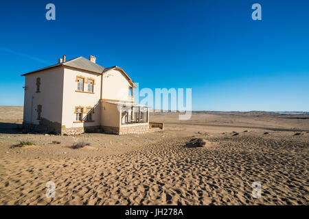 Vieille maison coloniale, ville fantôme de diamants, Kolmanskop (Coleman's Hill), près de Lüderitz, Namibie, Afrique Banque D'Images