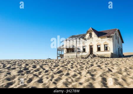 Vieille maison coloniale, ville fantôme de diamants, Kolmanskop (Coleman's Hill), près de Lüderitz, Namibie, Afrique Banque D'Images