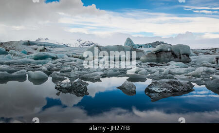 Icebergs dans la Lagune glaciaire du Jökulsárlón, Islande, régions polaires Banque D'Images