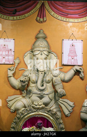 Sri Vadapathira Kaliamman temple hindou. Ganesha aussi connu sous le nom de Ganapati et Vinayaka, est l'une des plus vénérée déités dans le panthéon hindou. Le péché Banque D'Images