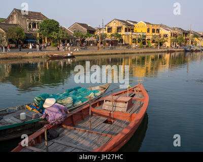 Des bateaux et des maisons le long de la rivière jaune, Waterfront, Hoi An, Vietnam, Indochine, Asie du Sud-Est, l'Asie Banque D'Images