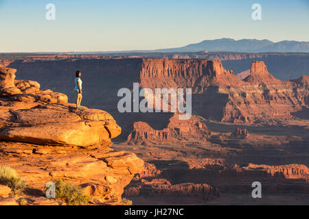 Fille admirant le paysage, Dead Horse Point State Park, Moab, Utah, États-Unis d'Amérique, Amérique du Nord Banque D'Images