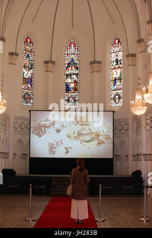 L'intérieur de l'hôtel de Chijmes, montrant le plafond voûté et vitraux à Singapour. Banque D'Images