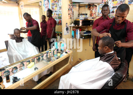 Un barbier. Atelier de coiffure en Afrique. Lome. Le Togo. Banque D'Images