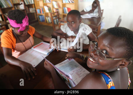 L'école africaine. Enfants parrainés par l'ONG française : la chaîne de l'Espoir. La bibliothèque. Lome. Le Togo.
