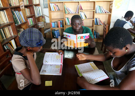 L'école africaine. Enfants parrainés par l'ONG française : la chaîne de l'Espoir. La bibliothèque. Lome. Le Togo. Banque D'Images