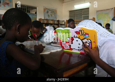 L'école africaine parrainé par l'ONG française : la chaîne de l'Espoir. La bibliothèque. Lome. Le Togo. Banque D'Images