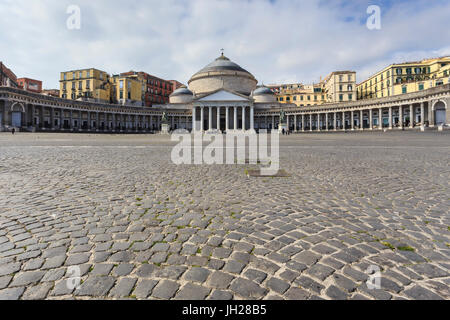 Basilica di San Francesco di Paola, dans la place pavée de la Piazza del Plebiscito, ville de Naples, Campanie, Italie, Europe Banque D'Images