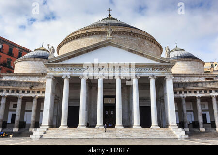 Basilica di San Francesco di Paola, dans la place pavée de la Piazza del Plebiscito, ville de Naples, Campanie, Italie, Europe Banque D'Images