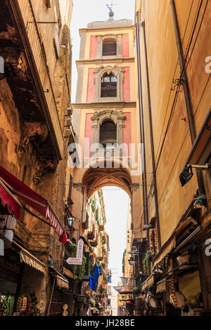 Via San Gregorio Armeno, célèbre pour presepi (crèches de Noël), de la ville de Naples Centre Historique, l'UNESCO, Campanie, Italie Banque D'Images