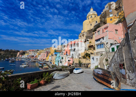Marina Corricella, joli village de pêcheurs, maisons de pêcheurs colorées, des bateaux et de l'église, île de Procida, dans la baie de Naples, Italie Banque D'Images