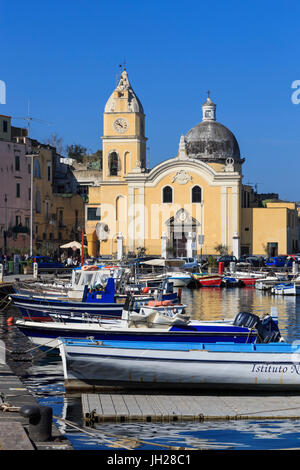 Procida Porto, bateaux Marina Grande et Santa Maria della Pietà, l'église de l'île de Procida, dans la baie de Naples, Campanie, Italie, Europe Banque D'Images
