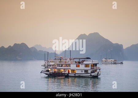 Bateaux sur la baie d'Halong, site classé au patrimoine mondial, le Vietnam, l'Indochine, l'Asie du Sud-Est, Asie Banque D'Images