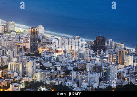 Vue sur la plage de Leblon (Ipanema), Rio de Janeiro, Brésil, Amérique du Sud Banque D'Images