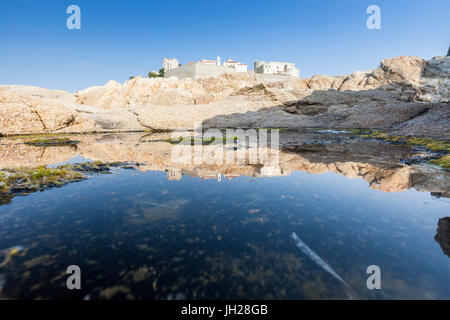 L'ancienne citadelle fortifiée reflète dans le bleu de la mer, Calvi, Balagne, Corse, France, Europe, Méditerranée Banque D'Images