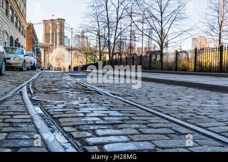 Ancienne voie ferrée et rue pavée Dumbo quartier historique, Brooklyn, New York City, États-Unis d'Amérique, Amérique du Nord Banque D'Images