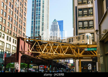 Train CTA sur la boucle de raccordement qui s'étend au-dessus du sol dans le centre-ville de Chicago, Illinois, États-Unis d'Amérique, Amérique du Nord Banque D'Images