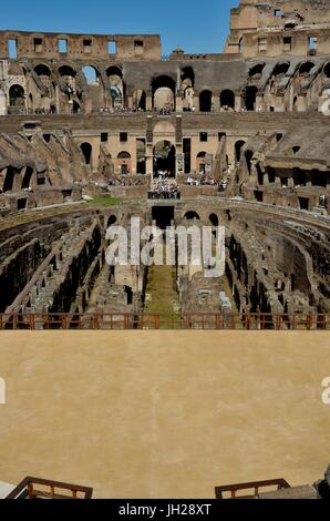 Vue partielle de l'intérieur du Colisée. C'est un amphithéâtre ovale, Rome, Italie.construits en béton et le sable c'est le plus grand amphithéâtre romain jamais construit. Banque D'Images