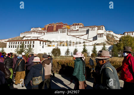 Le Palais du Potala, UNESCO World Heritage Site, avec les dévots bouddhistes tibétains, Lhassa, Tibet, Chine, Asie Banque D'Images
