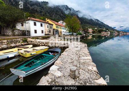 Le village de muo qui fait face à l'autre côté de la baie de Kotor, Monténégro, Europe Banque D'Images