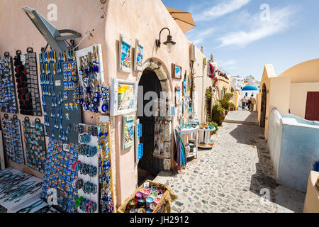 Boutiques de souvenirs vendant des photos, des aimants et des bijoux à Oia, Santorini, Cyclades, îles grecques, Grèce, Europe Banque D'Images